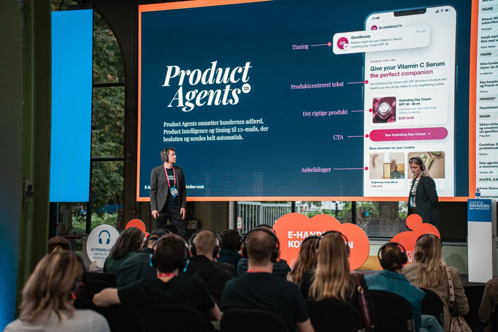 Kasper Refskou Jensen presenting the Product Agents slide on the red stage at E-handelskonferencen 2026