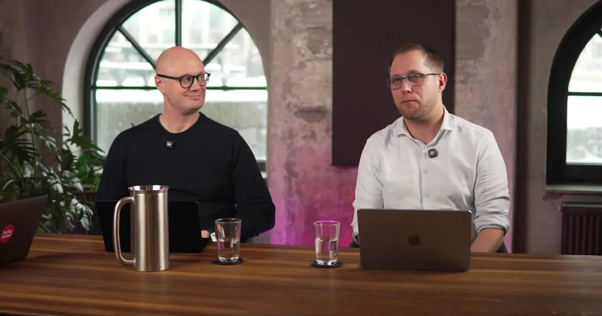 Two Hello Retail presenters at the studio table presenting Product Agents email automation