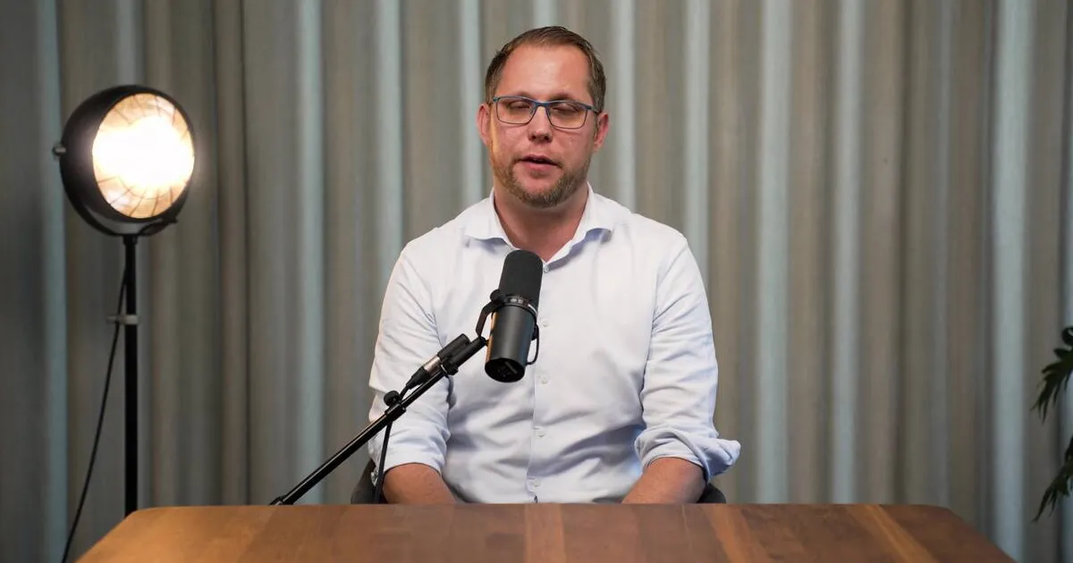 A Hello Retail presenter introducing Retail Media banners at the recording studio